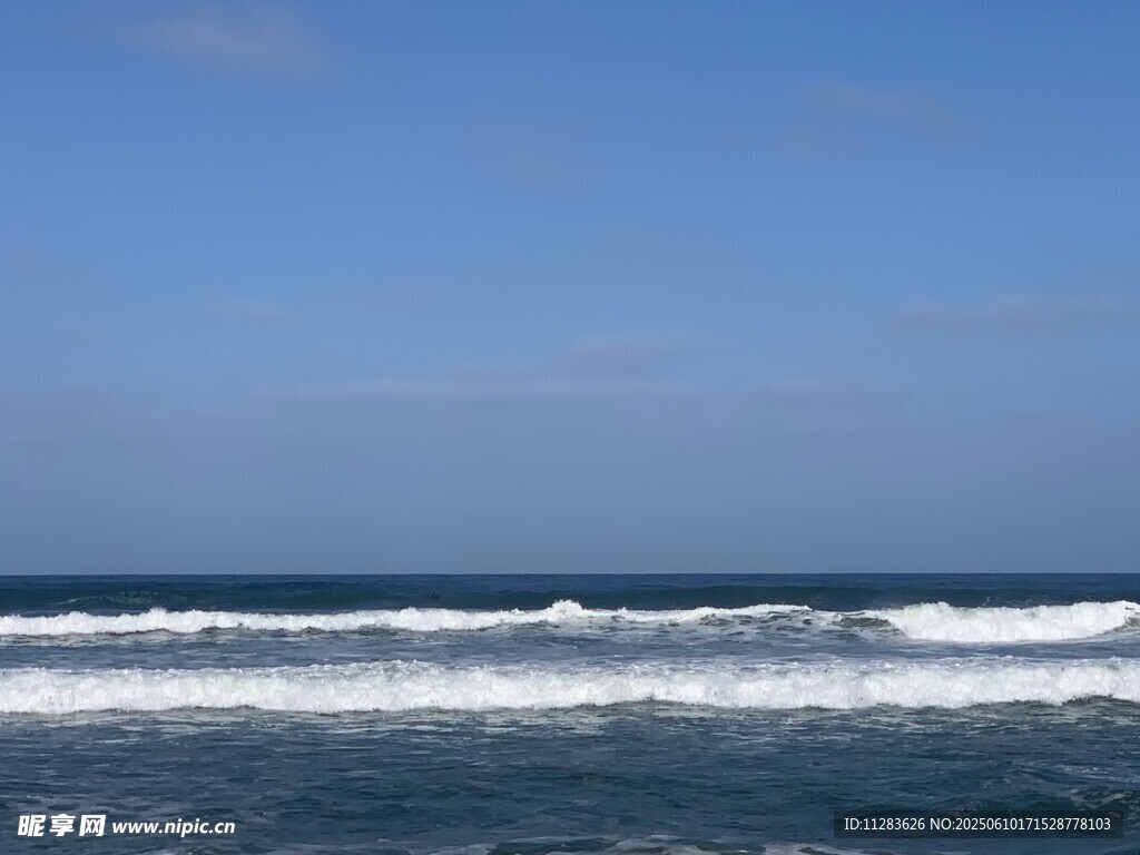 蔚蓝大海上的白色浪花