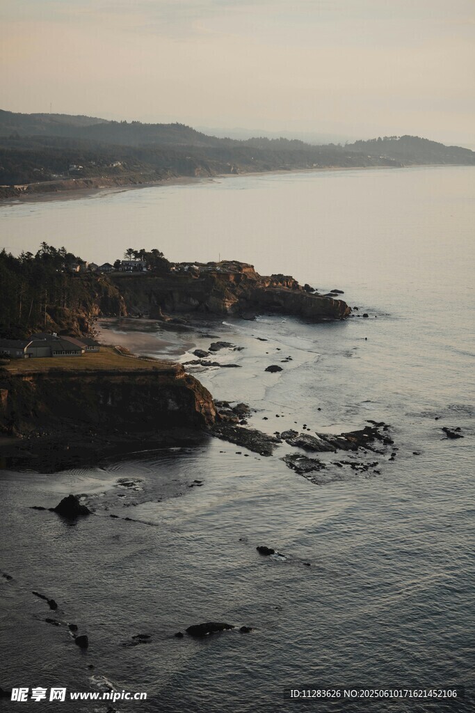 黄昏下的海边礁石美景