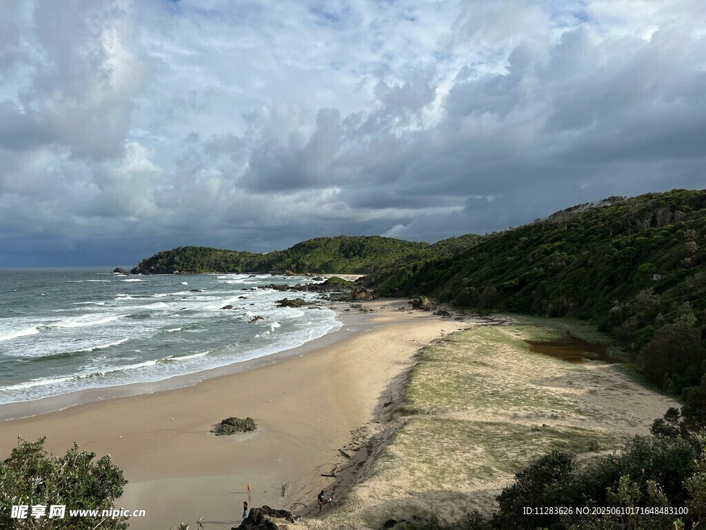 美丽海滨沙滩与起伏山峦