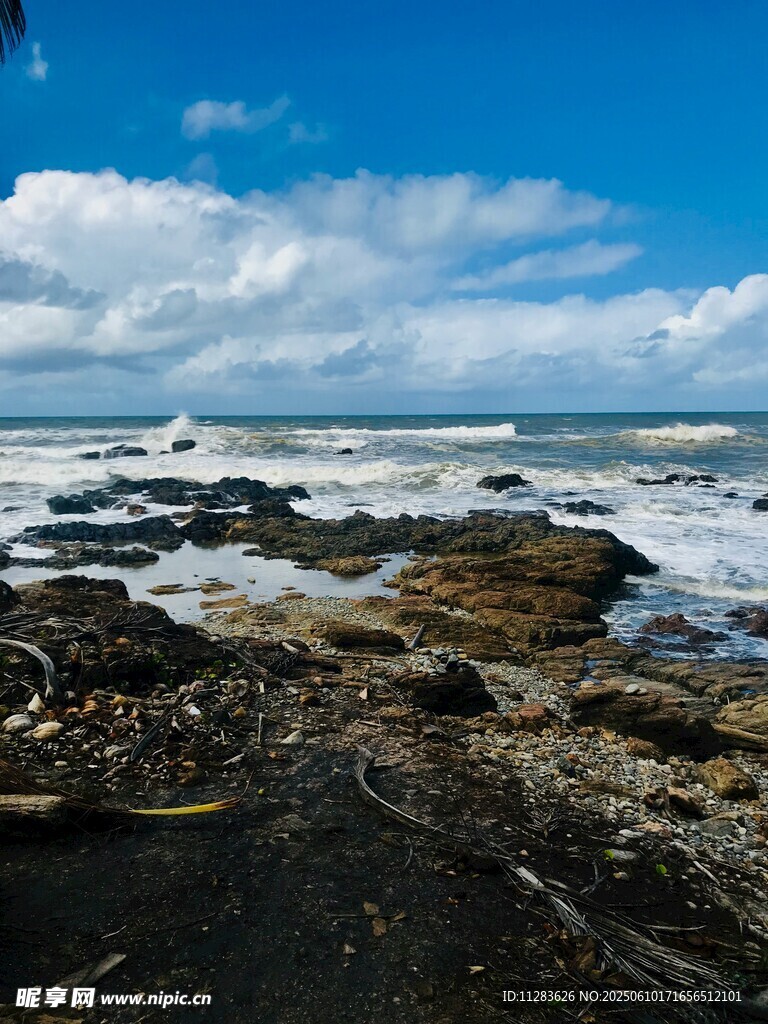 海边礁石与翻涌海浪