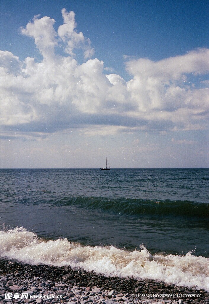 浪花与白云相伴