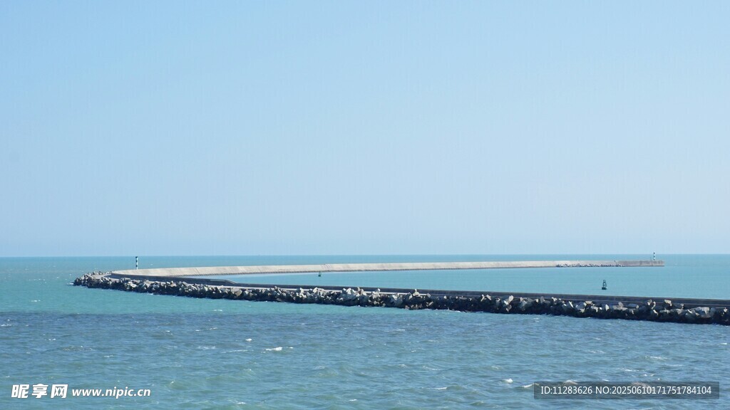 海边长堤伸向远方