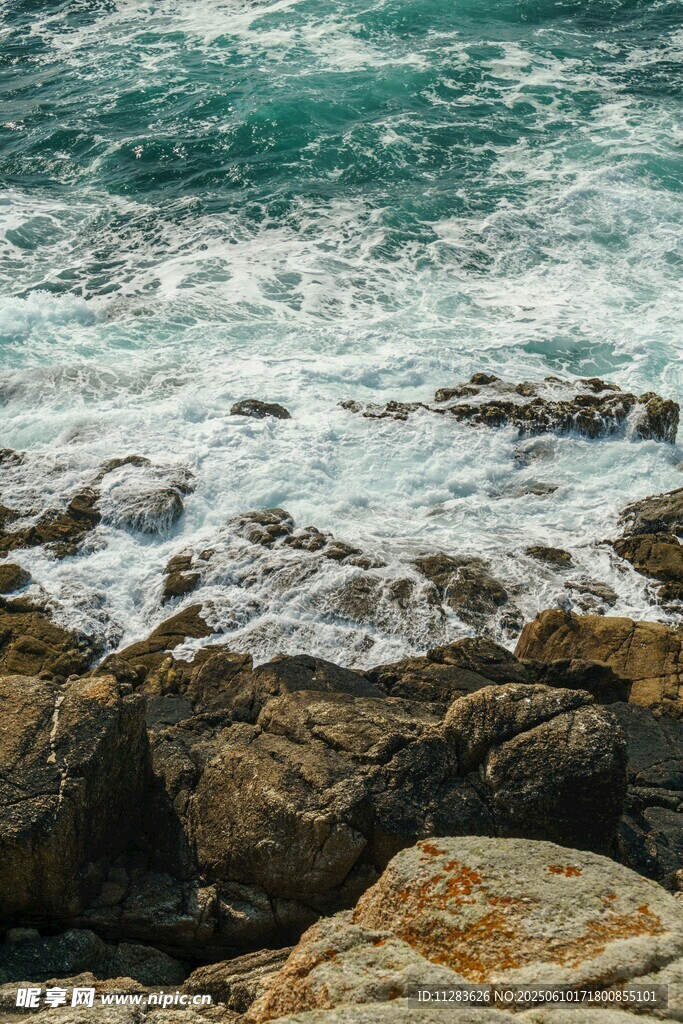 海边礁石与翻涌的海浪
