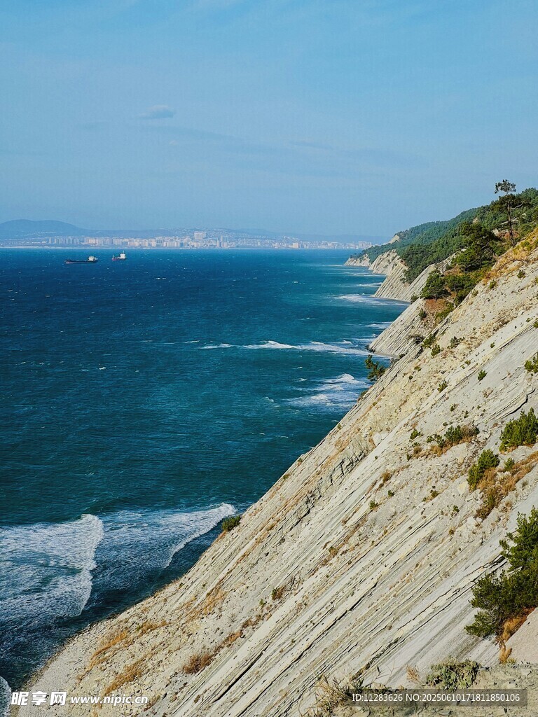 海岸边的陡峭岩石景观