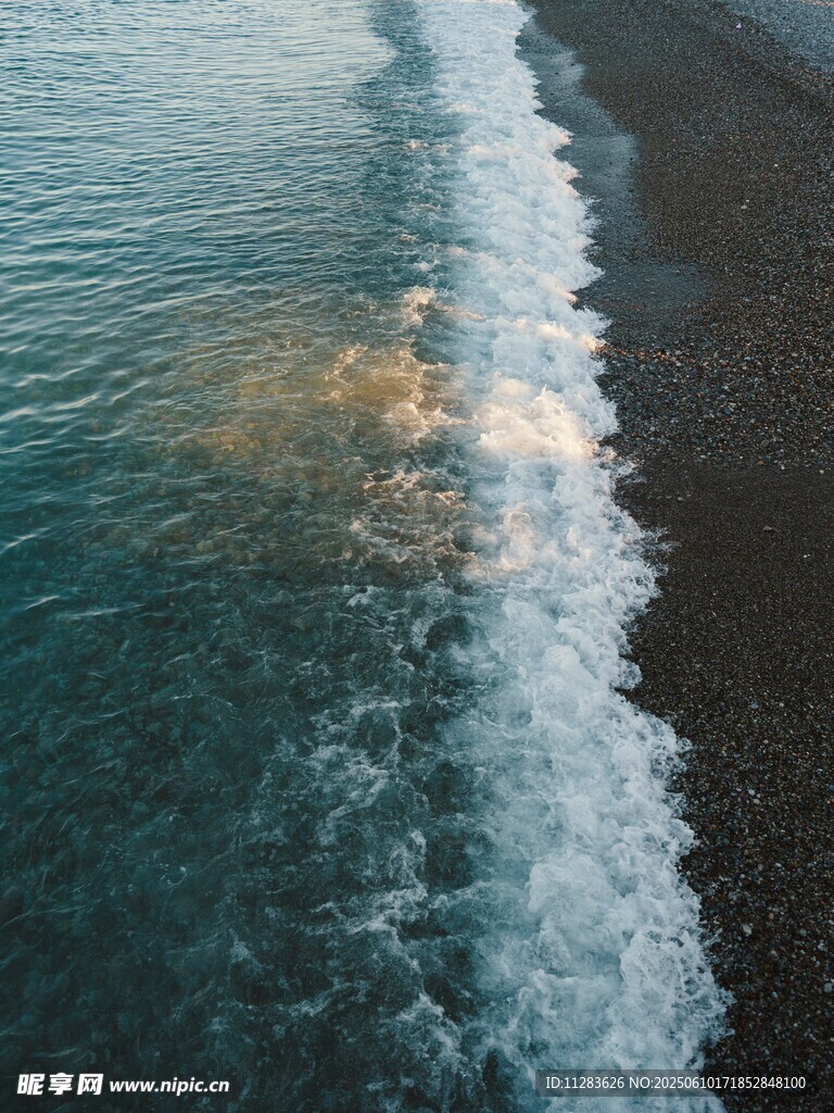 海浪拍打黑色沙滩美景