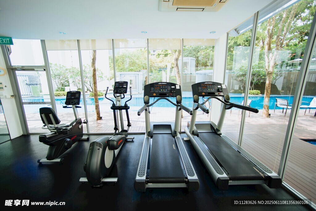 现代健身房内的多样健身设备