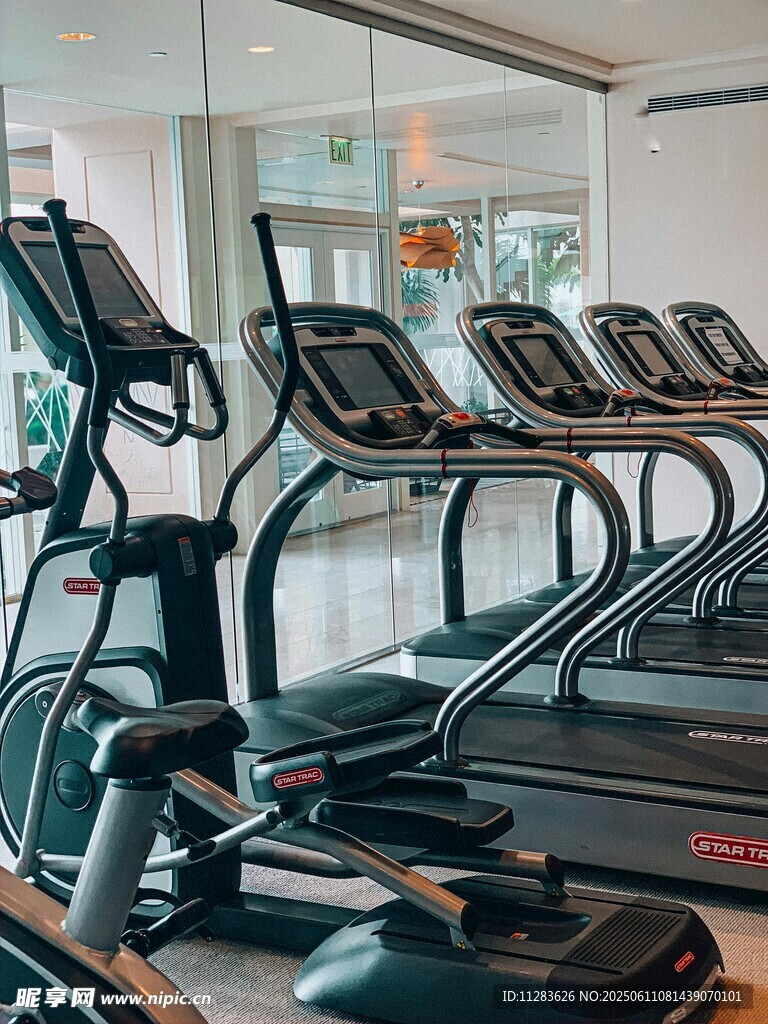 健身房内排列整齐的跑步机