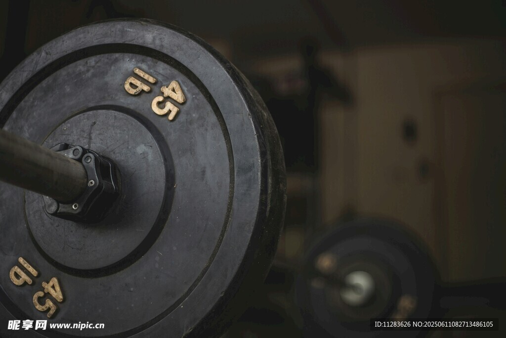 健身房中的杠铃特写