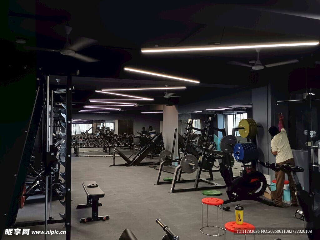 健身房内的运动场景