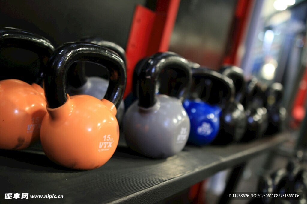 多样壶铃陈列于健身架上