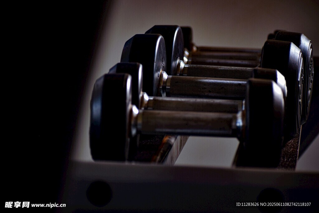 整齐排列的健身哑铃