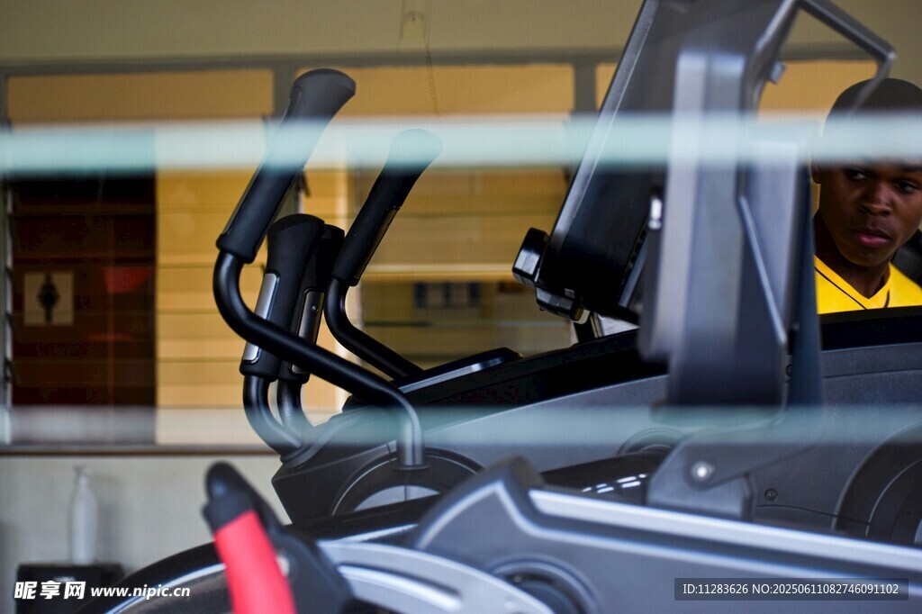 健身房内的跑步机使用者