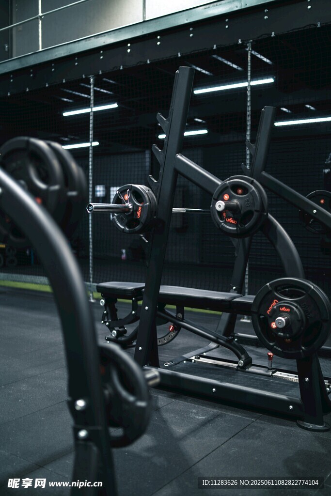健身房内的专业健身器械