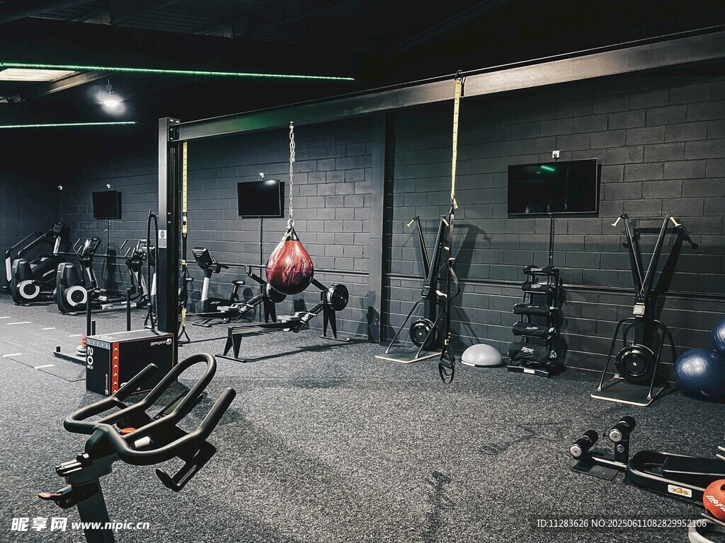 室内健身房器械摆放场景