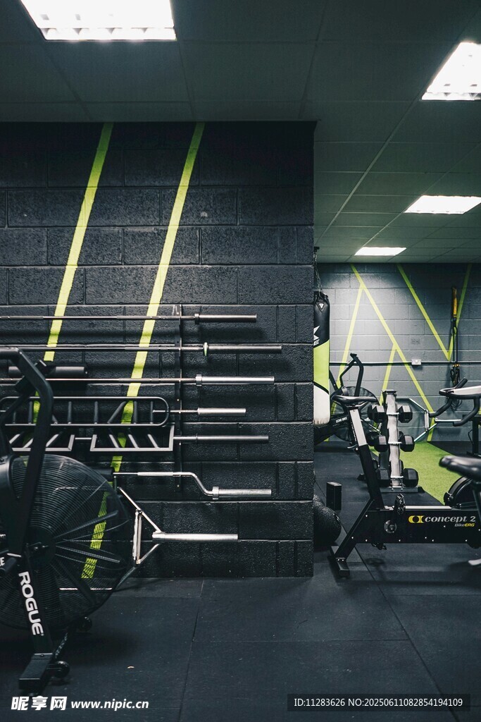 现代健身房内的多样健身器材