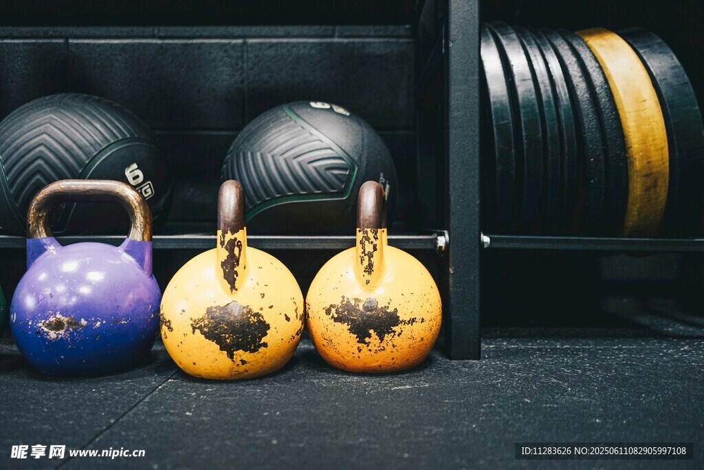 多彩壶铃展示健身器材