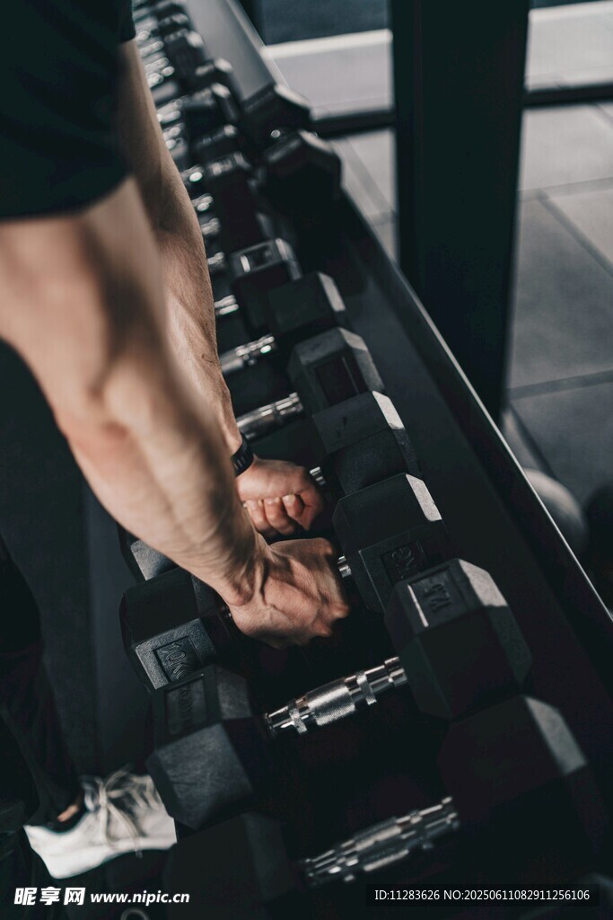 健身房中手握哑铃的瞬间