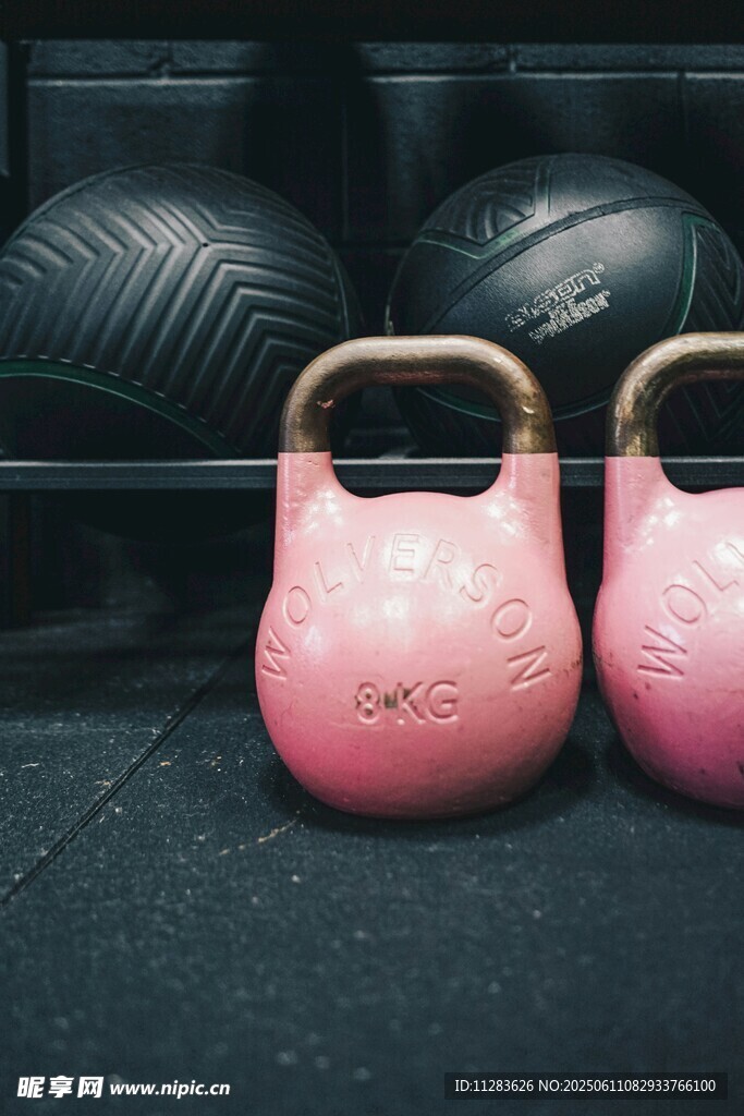 粉色壶铃健身器材展示