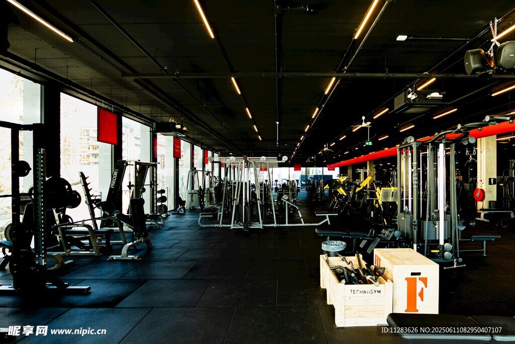现代健身房内部器械场景