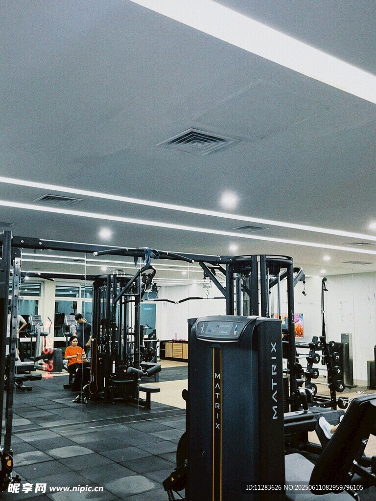 现代健身房内景设备展示