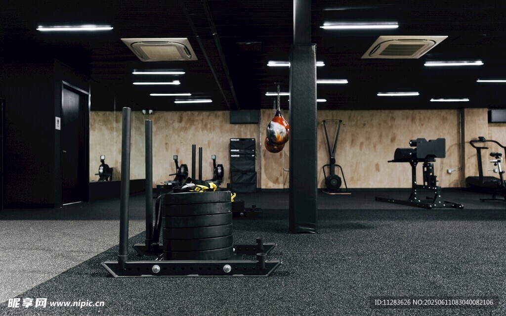 现代健身房内部场景展示