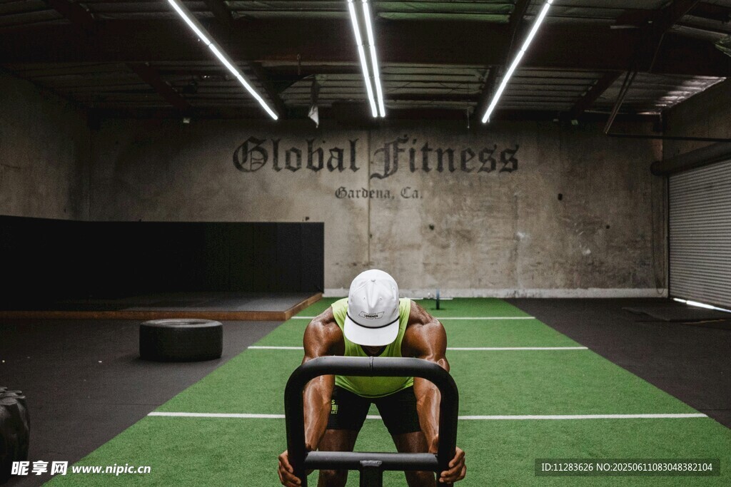 健身房内专注健身的人