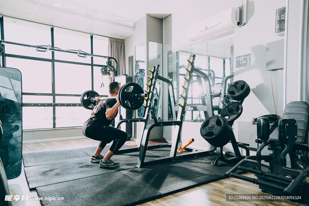 健身房内的活力健身场景