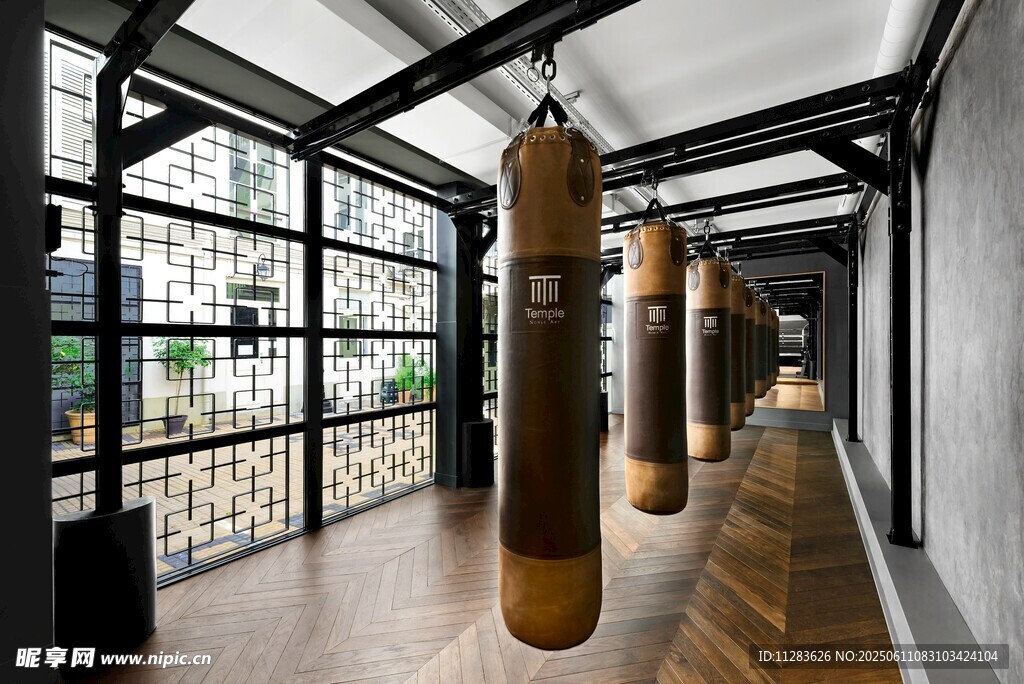 室内拳击沙袋训练空间