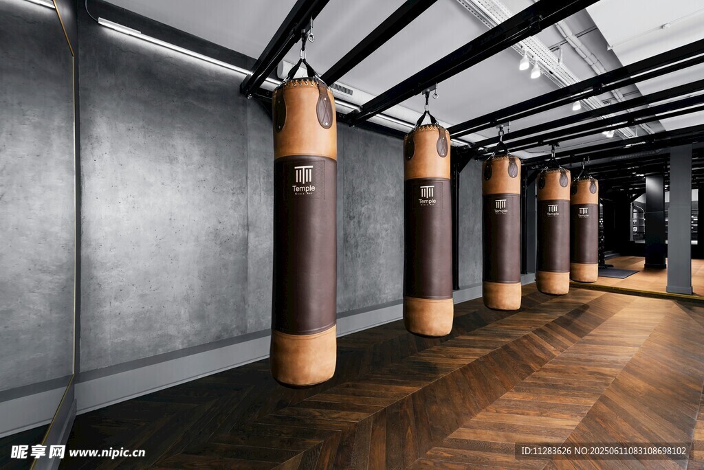 室内悬挂的一排拳击沙袋