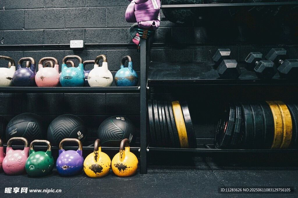 健身房多彩壶铃与健身者