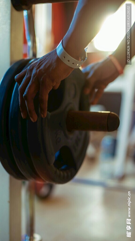 双手握杠铃健身场景