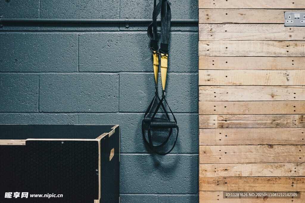 墙边的工具与设备