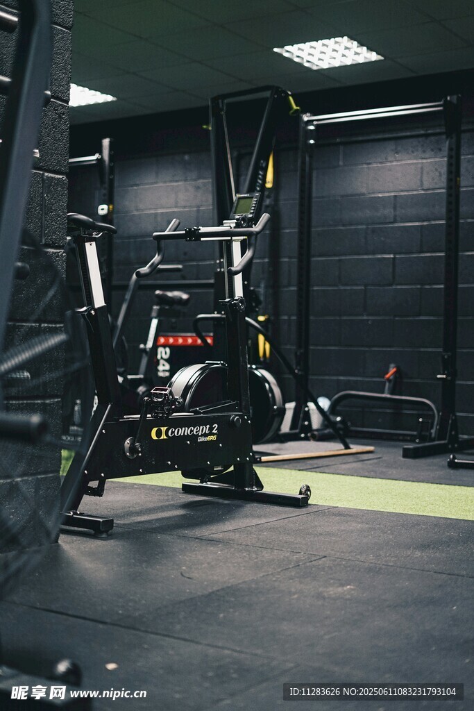 健身房内的专业健身器械