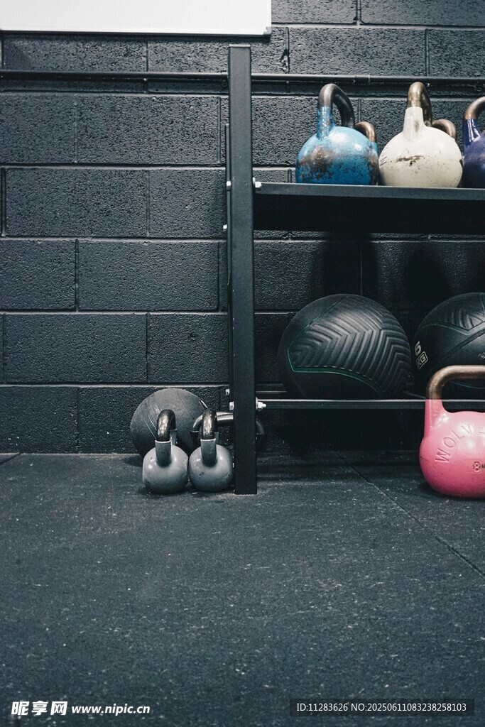 健身房角落的多样健身器材