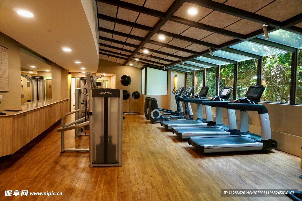 现代宽敞健身房内部场景