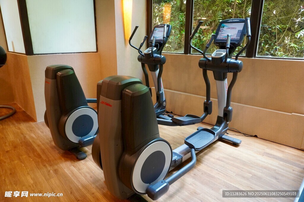 室内健身房的健身器材展示