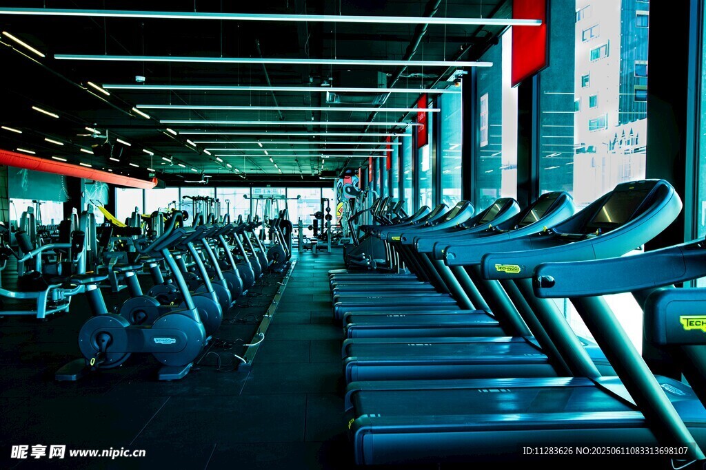 宽敞健身房内的跑步机阵列
