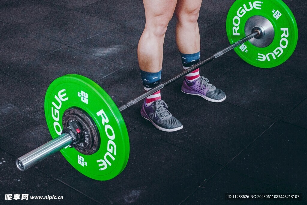 女子准备进行杠铃举重