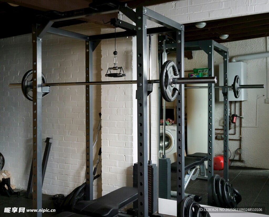 健身房内的器械设备