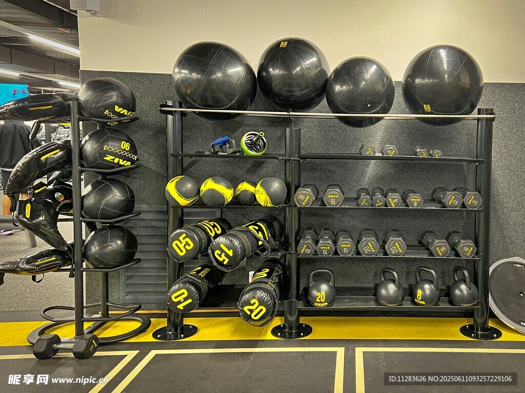 健身房器械架上的多样器材