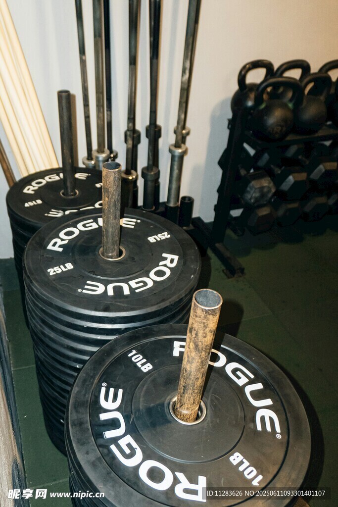 健身房中的杠铃及健身器材