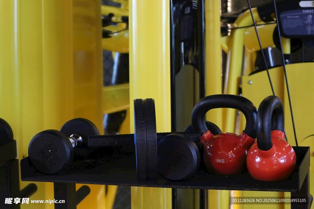 健身房中的壶铃与器械