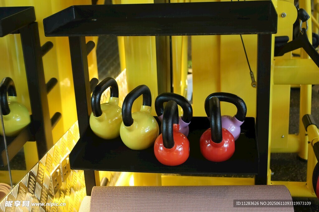 架子上色彩多样的壶铃