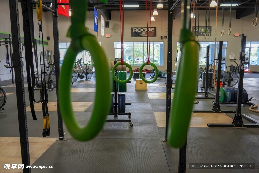 健身房内的悬挂健身环