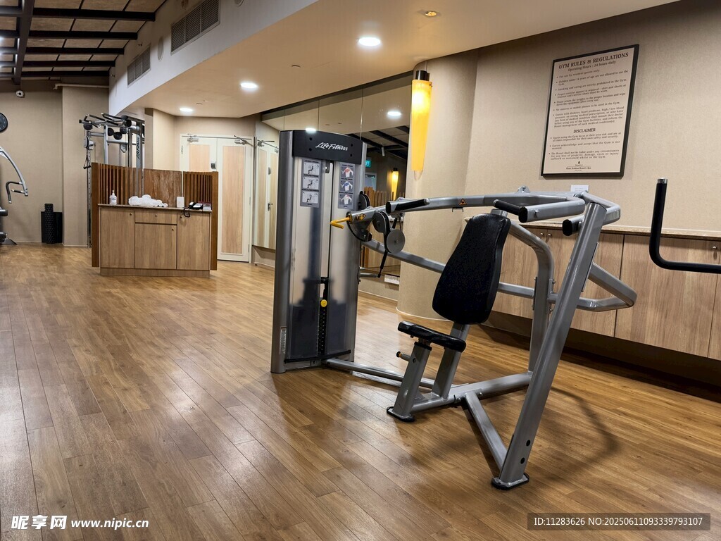 健身房内的健身器材展示