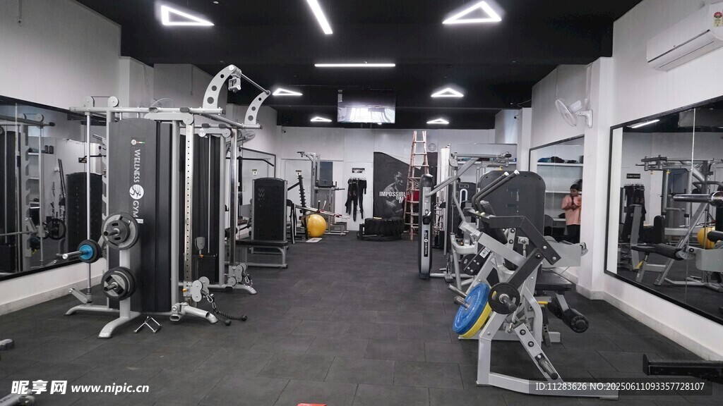 现代健身房内景展示