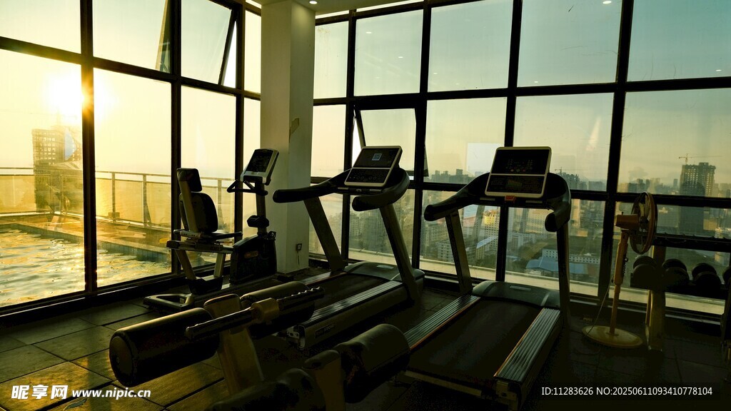 阳光健身房内的跑步机