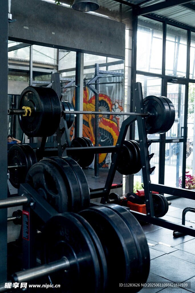 健身房内的专业健身器材