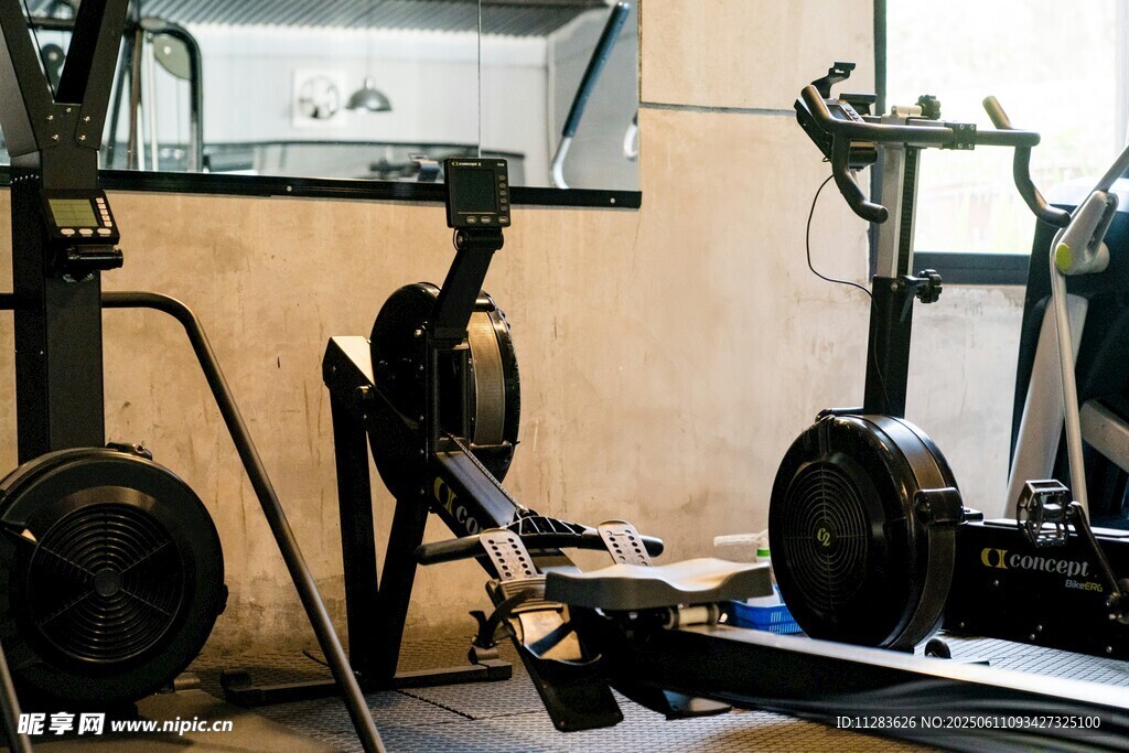 健身房内的多样健身器材