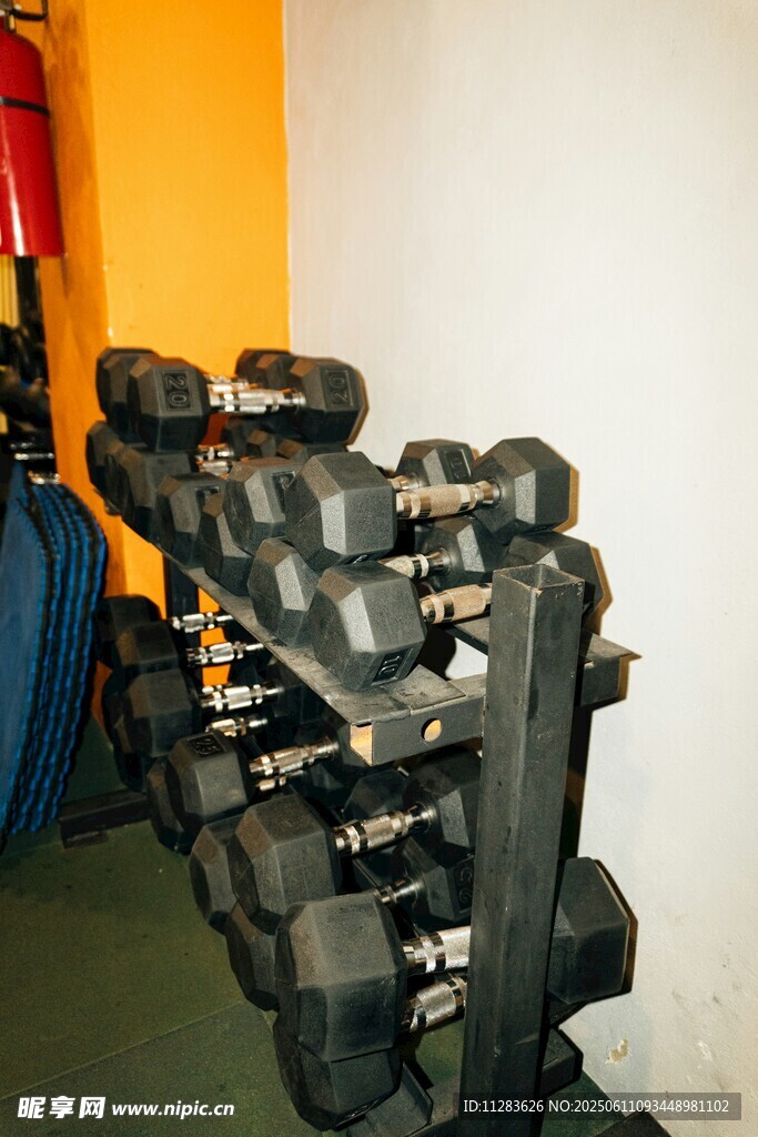 健身房中的哑铃整齐摆放